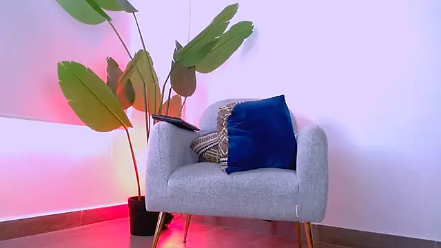 Snapshot of Sara_ow chatting on February 14, 8:05 pm Sara ow online show from February 14, 8:05 pm