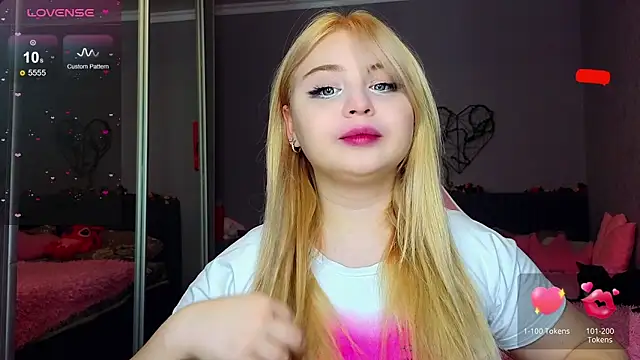 Snapshot of shy_blondiee chatting on February 14, 11:31 pm shy blondiee online show from February 14, 11:31 pm