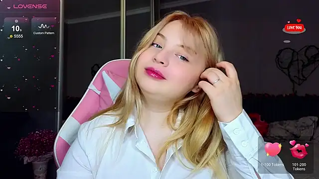 Snapshot of shy_blondiee chatting on February 20, 12:08 am shy blondiee online show from February 20, 12:08 am