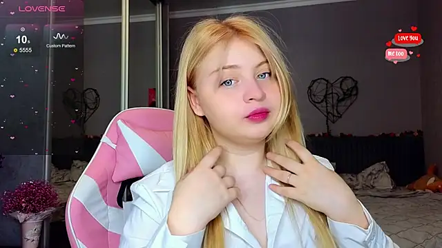 Snapshot of shy_blondiee chatting on February 22, 4:18 am shy blondiee online show from February 22, 4:18 am