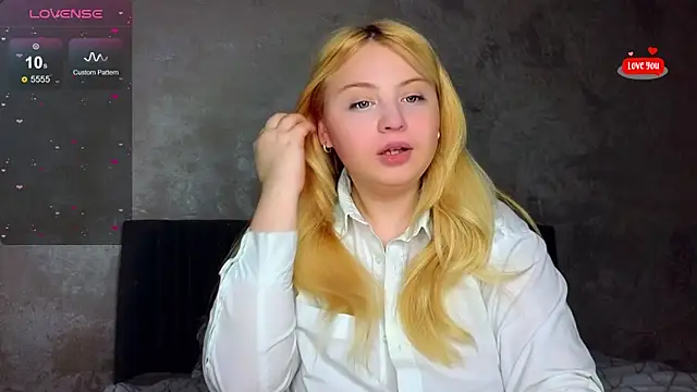 Snapshot of shy_blondiee chatting on March 11, 11:04 pm shy blondiee online show from March 11, 11:04 pm