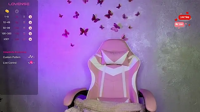 Snapshot of shy_blondiee chatting on September 13, 4:51 pm shy blondiee online show from September 13, 4:51 pm