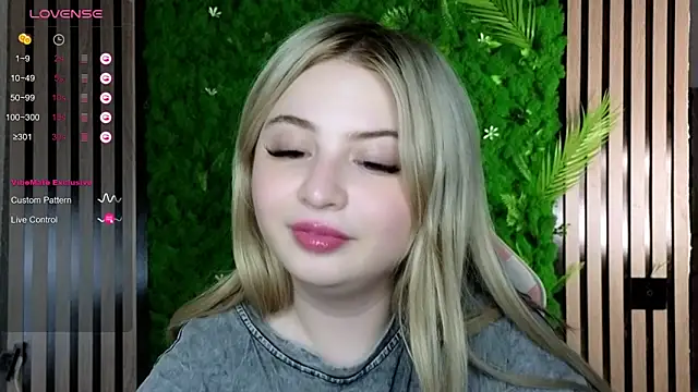 Snapshot of shy_blondiee chatting on November 3, 9:48 pm shy blondiee online show from November 3, 9:48 pm