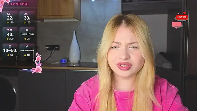 Snapshot of shy_blondiee chatting on February 4, 5:30 pm shy blondiee online show from February 4, 5:30 pm