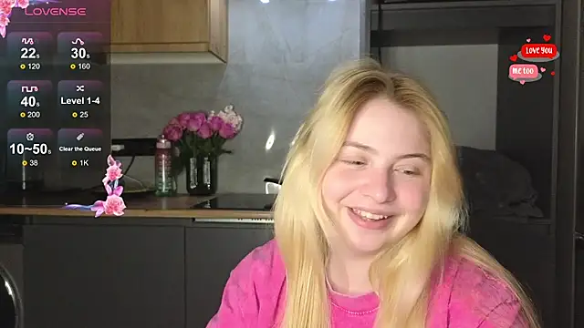 Snapshot of shy_blondiee chatting on February 18, 9:22 pm shy blondiee online show from February 18, 9:22 pm