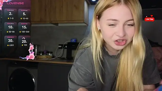 Snapshot of shy_blondiee chatting on March 7, 9:56 pm shy blondiee online show from March 7, 9:56 pm