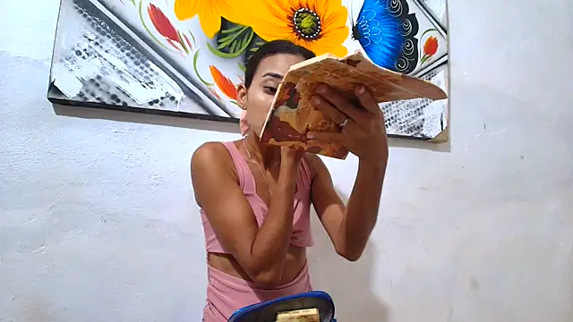 Snapshot of luciana_daza chatting on October 7, 10:40 pm luciana daza online show from October 7, 10:40 pm