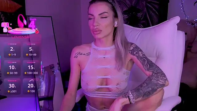 Snapshot of LusciousAlice chatting on April 4, 9:34 pm LusciousAlice online show from April 4, 9:34 pm