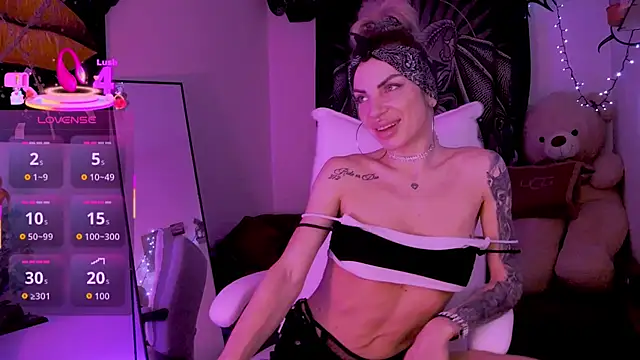 Snapshot of LusciousAlice chatting on April 7, 12:33 am LusciousAlice online show from April 7, 12:33 am