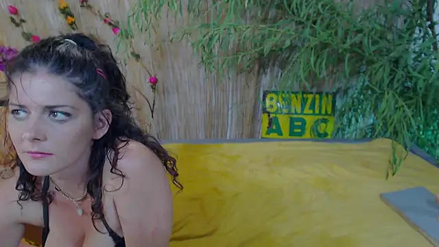 Snapshot of SweetJojo1993 chatting on October 5, 10:29 pm SweetJojo1993 online show from October 5, 10:29 pm