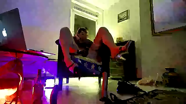 Snapshot of CharlotteVixxens chatting on October 19, 2:12 am CharlotteVixxens online show from October 19, 2:12 am