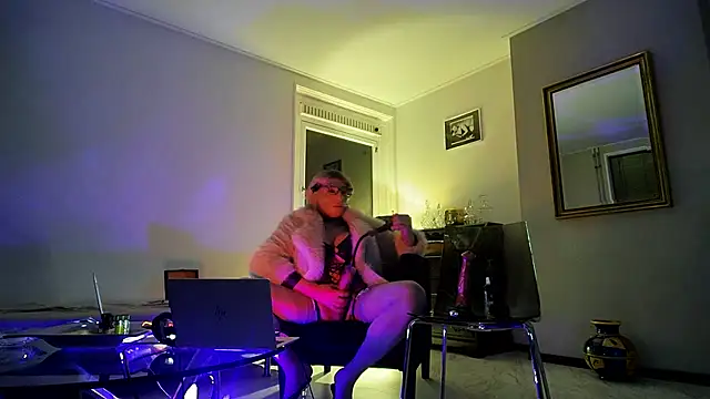 Snapshot of CharlotteVixxens chatting on November 12, 12:00 am CharlotteVixxens online show from November 12, 12:00 am