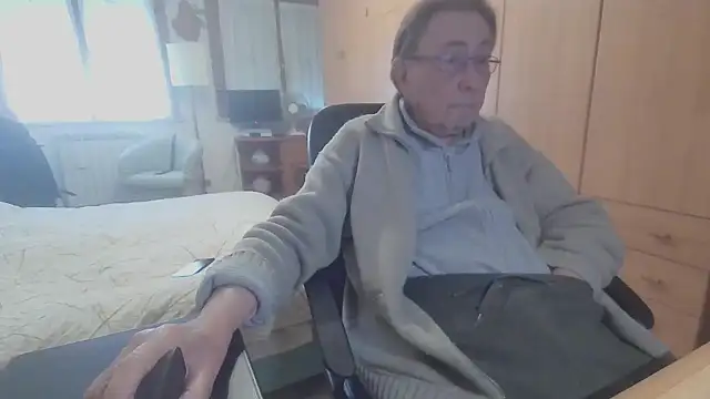 Snapshot of papillonhotofficial chatting on March 3, 9:55 am papillonhotofficial online show from March 3, 9:55 am