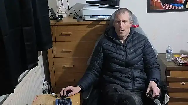 Snapshot of tall_guy323 chatting on January 22, 4:33 pm tall guy323 online show from January 22, 4:33 pm