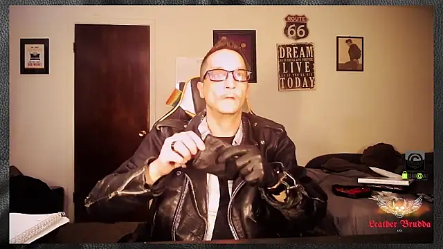 Snapshot of LeatherBrudda69 chatting on January 8, 6:26 am LeatherBrudda69 online show from January 8, 6:26 am