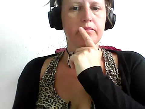 Snapshot of DragoneSFR chatting on March 11, 9:56 am DragoneSFR online show from March 11, 9:56 am