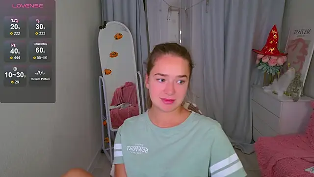 Snapshot of LovelyJessie chatting on October 25, 1:40 pm LovelyJessie online show from October 25, 1:40 pm