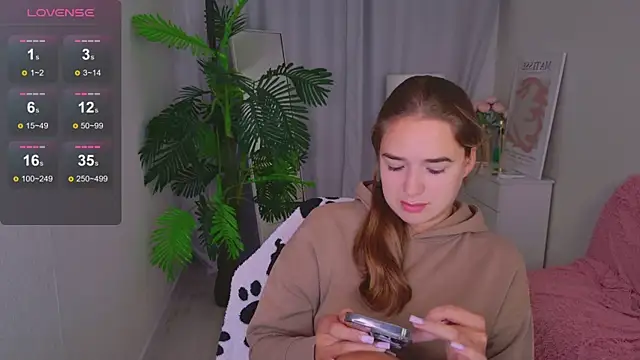 Snapshot of LovelyJessie chatting on June 24, 1:54 pm LovelyJessie online show from June 24, 1:54 pm