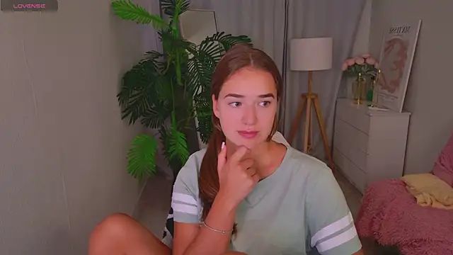 Snapshot of LovelyJessie chatting on July 1, 1:34 pm LovelyJessie online show from July 1, 1:34 pm