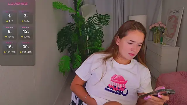 Snapshot of LovelyJessie chatting on July 9, 1:59 pm LovelyJessie online show from July 9, 1:59 pm