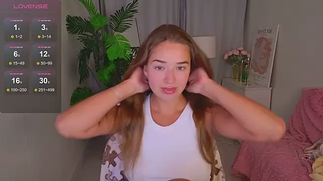 Snapshot of LovelyJessie chatting on July 17, 1:40 pm LovelyJessie online show from July 17, 1:40 pm