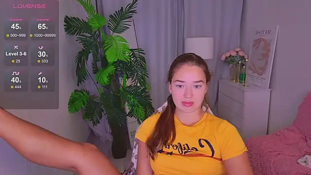Snapshot of LovelyJessie chatting on July 20, 1:35 pm LovelyJessie online show from July 20, 1:35 pm