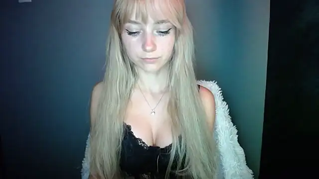 Snapshot of LuciaYoung chatting on September 24, 6:33 pm LuciaYoung online show from September 24, 6:33 pm