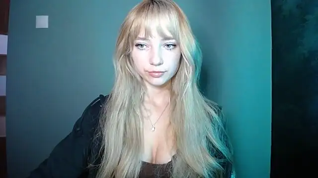 Snapshot of LuciaYoung chatting on October 7, 6:32 am LuciaYoung online show from October 7, 6:32 am