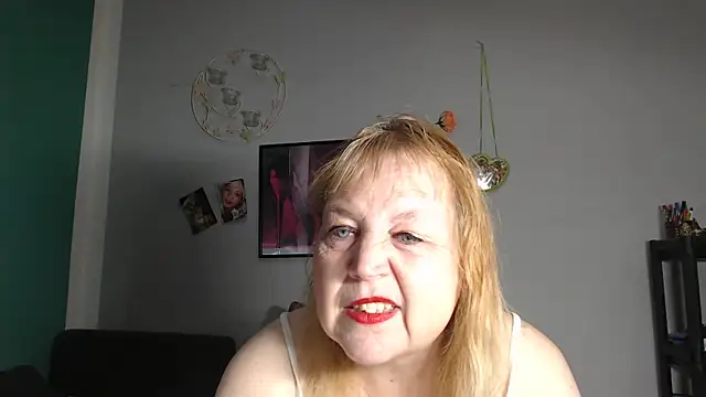 Snapshot of Blasflittchen chatting on April 21, 9:59 am Blasflittchen online show from April 21, 9:59 am
