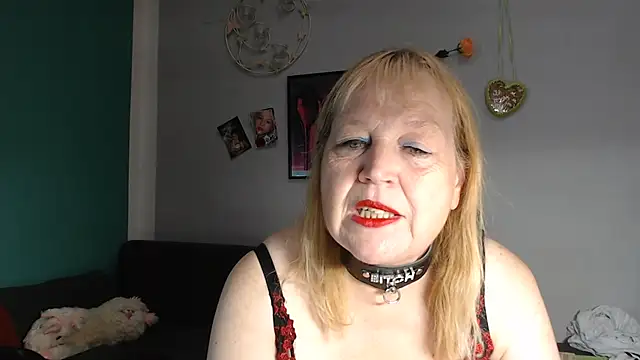 Snapshot of Blasflittchen chatting on July 9, 2:43 pm Blasflittchen online show from July 9, 2:43 pm