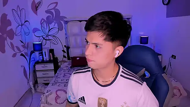 Snapshot of Niicky1_ chatting on December 13, 8:26 pm Niicky1 online show from December 13, 8:26 pm