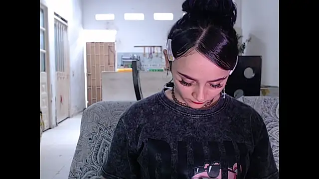 kitty22  online show from April 27, 3:21 pm