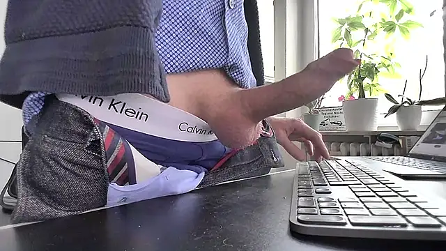 Snapshot of sperma_tributes chatting on March 18, 8:36 am sperma tributes online show from March 18, 8:36 am