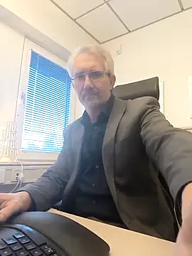 tom-swede online show from March 25, 4:02 pm