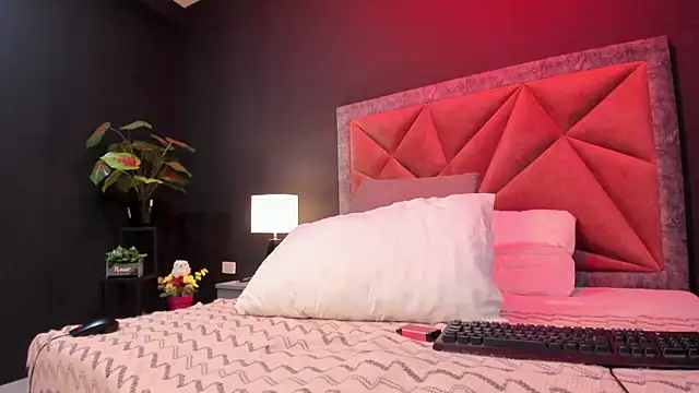 mia milff online show from March 12, 11:44 pm