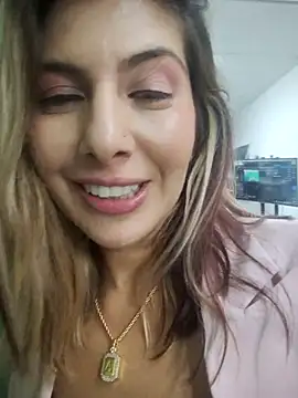 Snapshot of scarlett_moore chatting on April 18, 7:07 pm scarlett moore online show from April 18, 7:07 pm