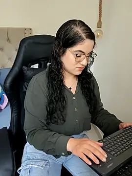 Lia Hurley online show from March 22, 8:37 pm