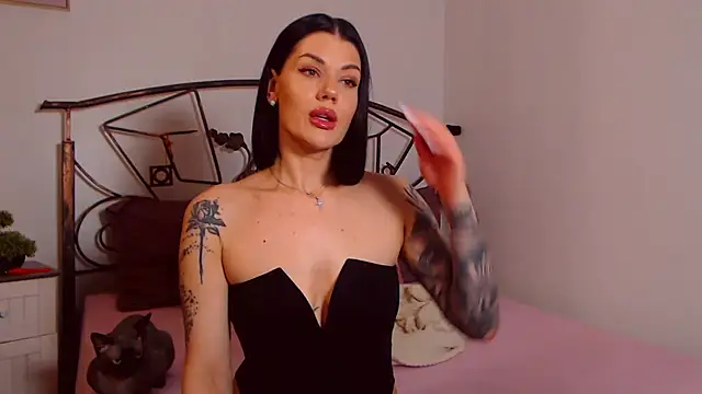 Snapshot of YvonneEverlee chatting on April 8, 7:47 pm YvonneEverlee online show from April 8, 7:47 pm