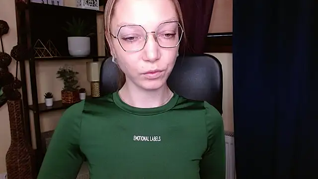 EmillyPlay online show from February 19, 6:31 am