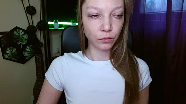 EmillyPlay online show from April 9, 5:29 am