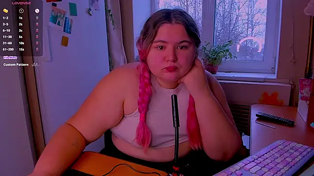 Snapshot of Freakcute_ chatting on December 20, 10:16 am Freakcute online show from December 20, 10:16 am