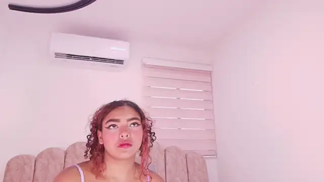 Snapshot of sofi_balvin chatting on June 13, 7:23 pm sofi balvin online show from June 13, 7:23 pm
