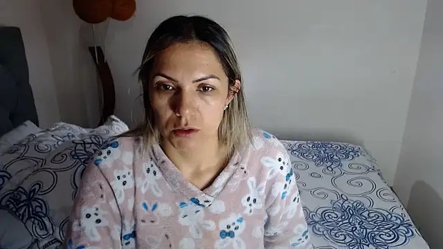 Snapshot of Chantal_hott chatting on June 9, 10:27 am Chantal hott online show from June 9, 10:27 am