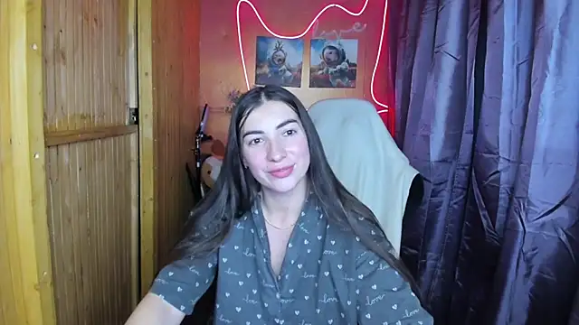 Snapshot of Fiery_Brunette_ chatting on December 24, 5:55 pm Fiery Brunette online show from December 24, 5:55 pm