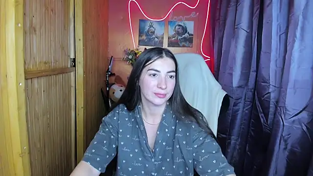 Snapshot of Fiery_Brunette_ chatting on December 26, 6:01 pm Fiery Brunette online show from December 26, 6:01 pm