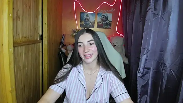 Snapshot of Fiery_Brunette_ chatting on February 9, 10:31 am Fiery Brunette online show from February 9, 10:31 am