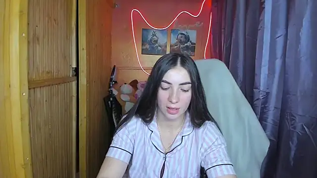 Snapshot of Fiery_Brunette_ chatting on February 17, 9:35 am Fiery Brunette online show from February 17, 9:35 am