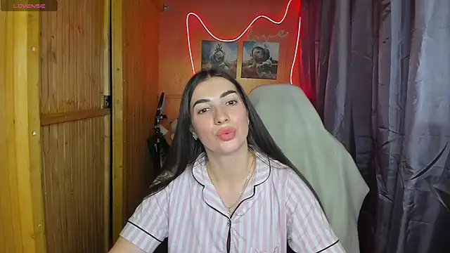 Snapshot of Fiery_Brunette_ chatting on February 18, 6:58 pm Fiery Brunette online show from February 18, 6:58 pm