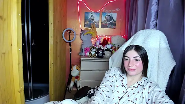 Fiery Brunette  online show from January 18, 7:45 am