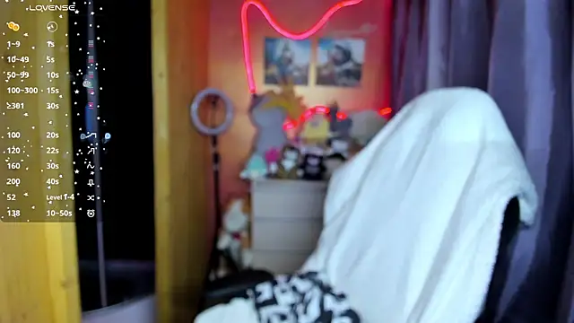 Fiery Brunette  online show from March 3, 4:51 am